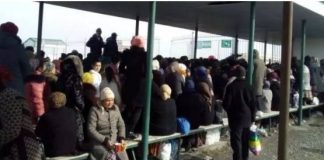 СМИ: Узбекистанцы жалуются на гигантские очереди на границе с Казахстаном Узбекистанцы в очереди