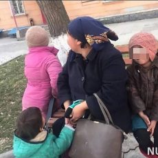Женщина с 4-мя детьми, которую бросил муж, просит милостыню в Шымкенте Женщина с 4-мя детьми, которую бросил муж, просит милостыню в Шымкенте