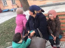Женщина с 4-мя детьми, которую бросил муж, просит милостыню в Шымкенте