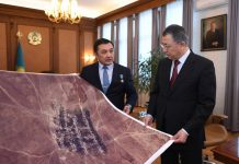 Космонавт Айдын Аимбетов предложил Шымкенту услуги навигации в сельском хозяйстве На встрече акима с космонавтом