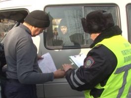 Полицейский проверяет документы