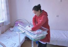 Около 300 младенцев родилось в новогоднюю ночь в ЮКО Молодая мама