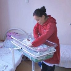 Около 300 младенцев родилось в новогоднюю ночь в ЮКО Молодая мама