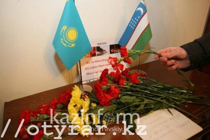 Алматинцы несут цветы в посольство Узбекистана