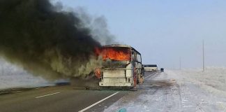 Владельца автобуса из ЮКО, в котором сгорели 52 человека, проверяет полиция Горящий автобус на трассе