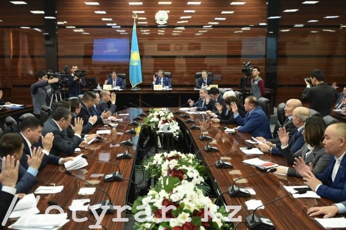 Депутаты проголосовали за переименование проспекта Астана