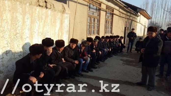 Узбекистанцев хоронят близкие