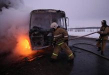 Трое выживших в сгоревшем автобусе водителей водворены в ИВС