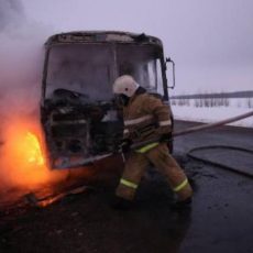 Трое выживших в сгоревшем автобусе водителей водворены в ИВС