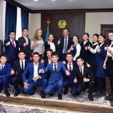 Аким Шымкента и городские чиновники сдадут свои полномочия на час