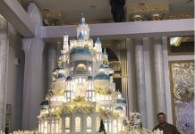 В Шымкенте на свадьбе подали торт за несколько десятков тысяч евро от Рената Агзамова Ренат Акзамов с тортом в Шымкенте