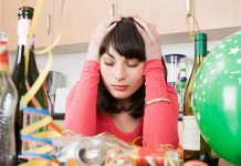 Обретаем былую форму после новогодних праздников Женщина за праздничным столом