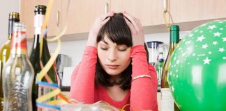 Обретаем былую форму после новогодних праздников Женщина за праздничным столом