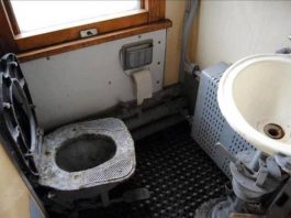 Ужасающие туалеты, вонь и грязь: Пользователи Казнета возмущены состоянием пассажирских поездов