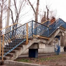 В Шымкенте рассыпается надземный переход по улице Байтурсынова В Шымкенте рассыпается надземный переход по улице Байтурсынова