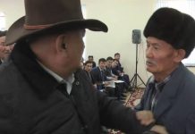 На встрече с руководством ЖКХ Шымкента горожане устроили битву за микрофон На встрече с руководством ЖКХ шымкентцы устроили битву за микрофон