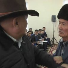 На встрече с руководством ЖКХ Шымкента горожане устроили битву за микрофон На встрече с руководством ЖКХ шымкентцы устроили битву за микрофон
