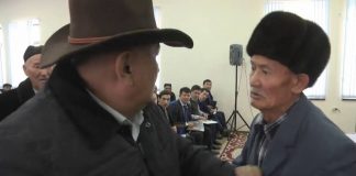 На встрече с руководством ЖКХ Шымкента горожане устроили битву за микрофон На встрече с руководством ЖКХ шымкентцы устроили битву за микрофон