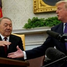Как Назарбаев жал руку Трампу Как Назарбаев жал руку Трампу