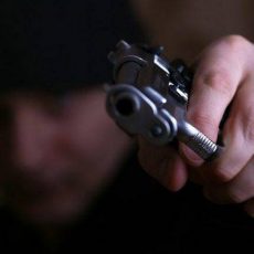 В Шымкенте парни устроили разборки с применением оружия Грабитель с оружием
