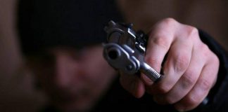 В Шымкенте неизвестный ограбил отделение МФО Грабитель с оружием