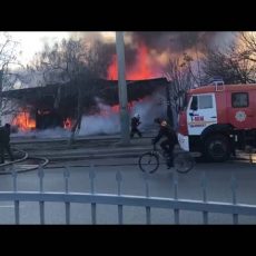 Пожар в Шымкенте охватил 550 кв.м. Эвакуировано 550 человек