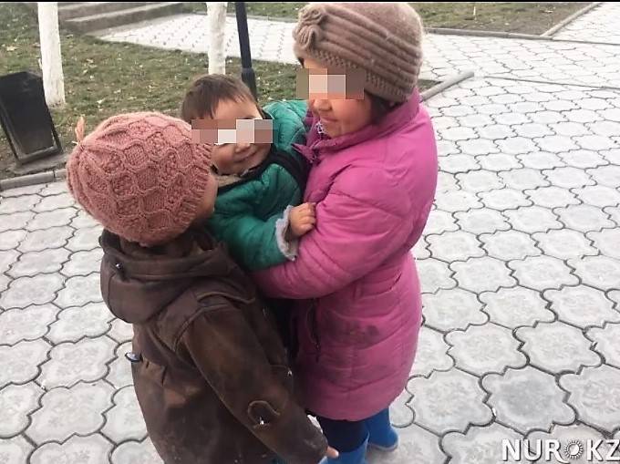 Женщина с 4-мя детьми, которую бросил муж, просит милостыню в Шымкенте