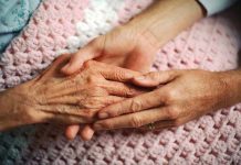 В борьбе за жизнь. Как пенсионерка победила онкологию Старость. Руки