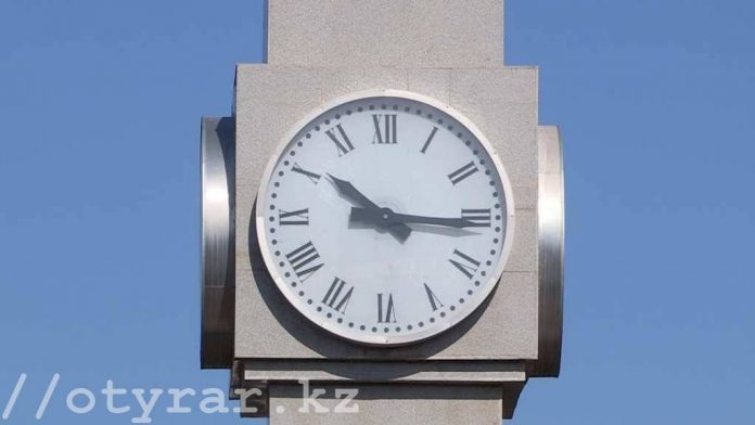 Часы на вокзале Шымкента