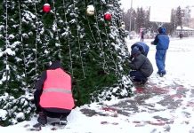 В Шымкенте убирают новогодние украшения В Шымкенте убирают елки