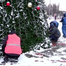 В Шымкенте убирают новогодние украшения В Шымкенте убирают елки