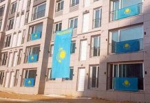 Токаев предлагает разрешить вешать флаги Казахстана на балконах Казахстанские флаги