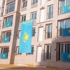 Токаев предлагает разрешить вешать флаги Казахстана на балконах Казахстанские флаги