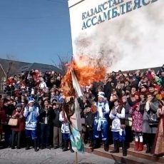 Шымкентцы проводили недельный праздник и сожгли Маслёну Сжигание чучела Масленицы в Шымкенте