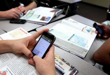 Жительница Шымкента рассказала о личном досмотре детей в школе Смартфоны в школе