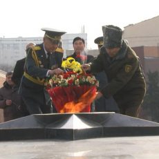 В Шымкенте ветераны вооруженных сил отметили 100-летие Советской армии Возложение цветов в Шымкенте