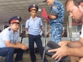 Руслан Жанпеисов и полицейские