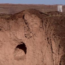 Останки умерших в поселке ЮКО из кладбища смывает в реку