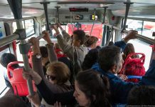 14 категорий граждан получили право на бесплатный проезд Пассажиры автобуса. Льготный проезд