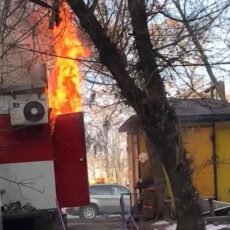 Ларек с едой в Шымкенте сгорел в считанные минуты (видео) Ларек с едой сгорел в центре Шымкента