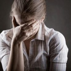 Жительница Шымкента рассказала, как выживает после гражданского брака Женщина плачет
