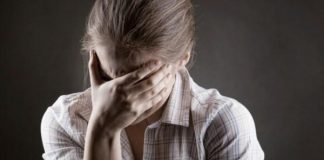 Жительница Шымкента рассказала, как выживает после гражданского брака Женщина плачет