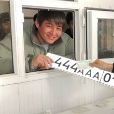 Как получить госномер своего старого авто на новую машину Мужчина получает номер