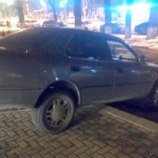 Camry с шымкентскими номерами застряла на лестнице возле театра Алматы Toyota Camry из ЮКО застряла на лестнице в Алматы