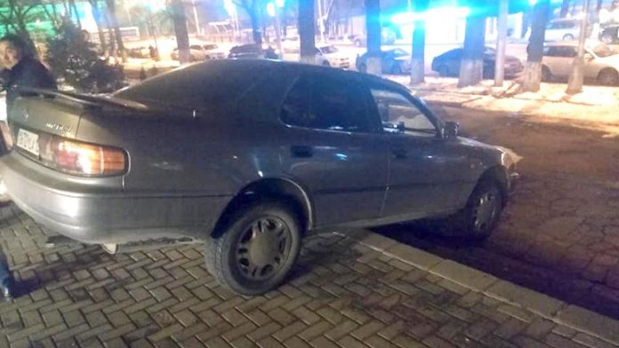 Toyota Camry из ЮКО застряла на лестнице в Алматы