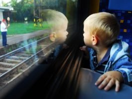 Ребенок в поезде