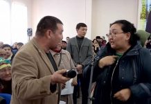 Шымкентцы обвинили чиновников во всех бедах и даже повздорили Шымкентцы обвинили чиновников во всех бедах и в очередной раз подрались