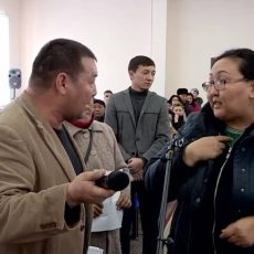 Шымкентцы обвинили чиновников во всех бедах и даже повздорили Шымкентцы обвинили чиновников во всех бедах и в очередной раз подрались