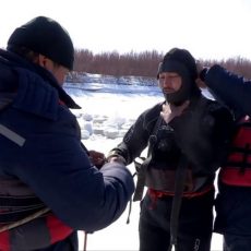Тело утонувшего в ЮКО ребенка водолазы ищут под 25-сантиметровым слоем льда (видео)