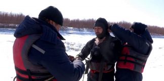 Тело утонувшего в ЮКО ребенка водолазы ищут под 25-сантиметровым слоем льда (видео)